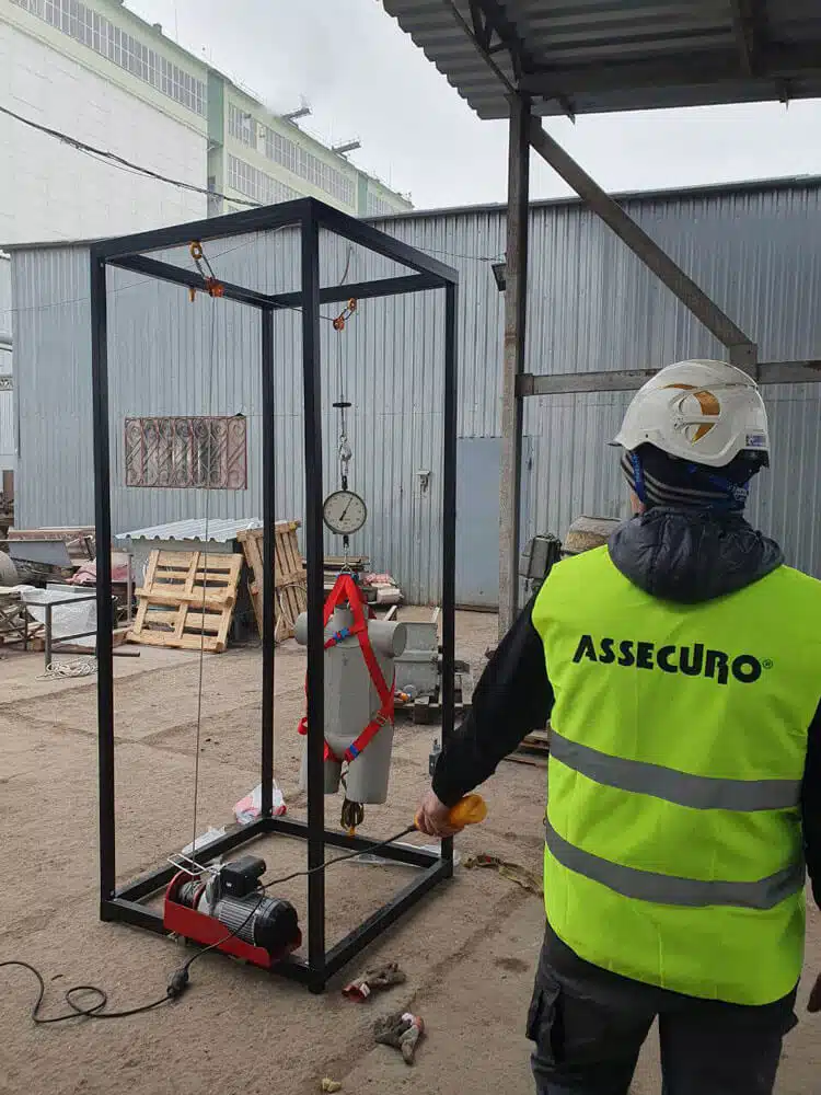 Випробування підвішеного на стенді запобіжного поясу працівником Ассекуро Україна